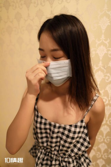 美女扒开内裤光屁股打针